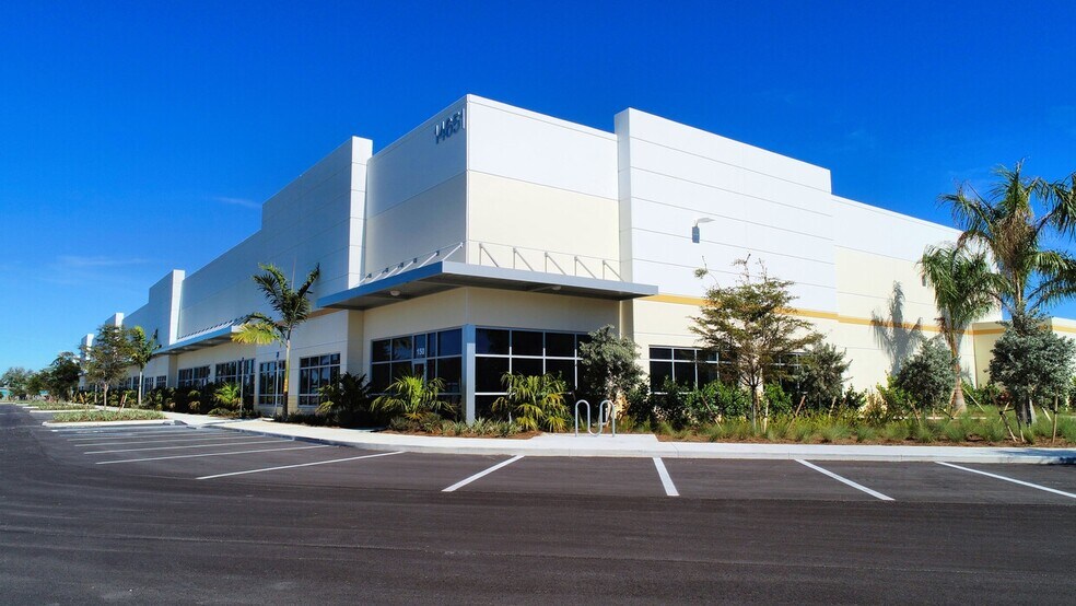 14651 Jetport Loop, Fort Myers, FL à louer - Photo du bâtiment - Image 2 de 5