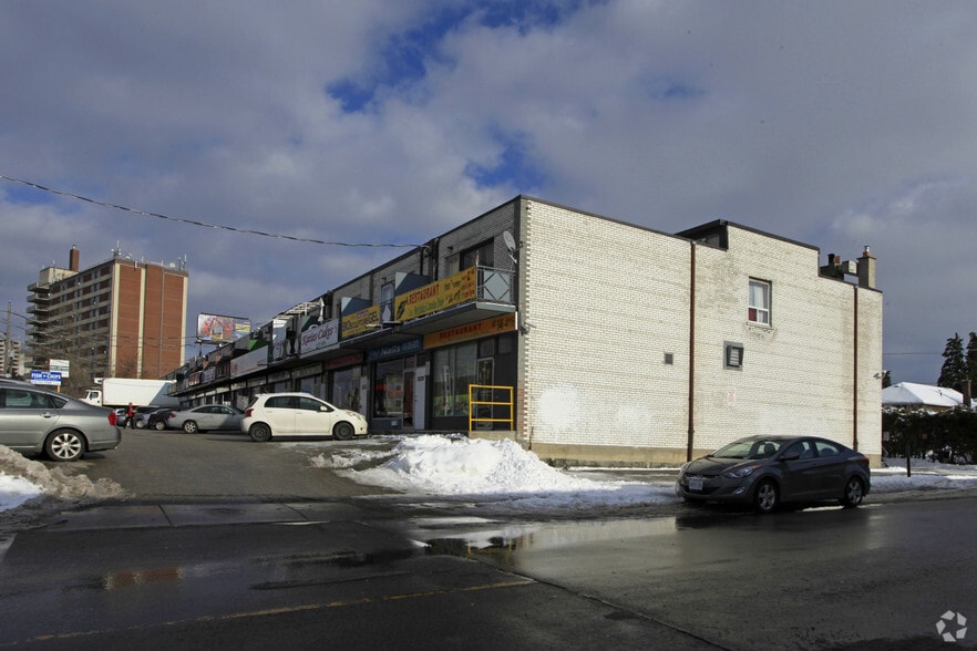 1527-1549 O'connor Dr, Toronto, ON à louer - Photo du bâtiment - Image 3 de 5