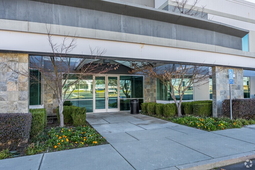 532 Gibson Dr, Roseville, CA à louer - Photo du bâtiment - Image 3 de 7