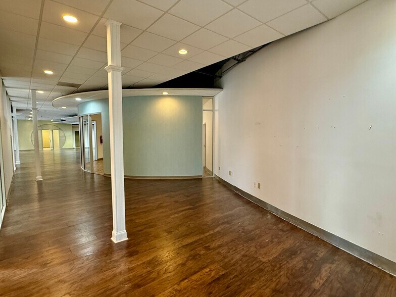 1095 Zonolite Rd NE, Atlanta, GA à louer - Photo du bâtiment - Image 3 de 17