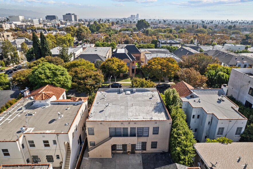 209 S Reeves Dr, Beverly Hills, CA à vendre - Photo du bâtiment - Image 3 de 12