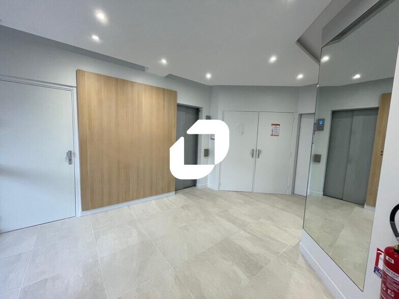 Office in Boulogne-Billancourt for lease - Lobby - Image 2 of 20