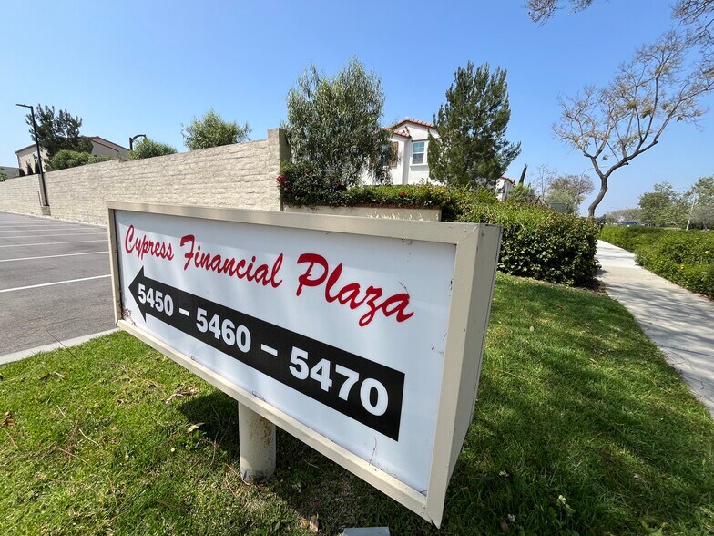 5470 Orange Ave, Cypress, CA à louer - Photo du bâtiment - Image 2 de 11