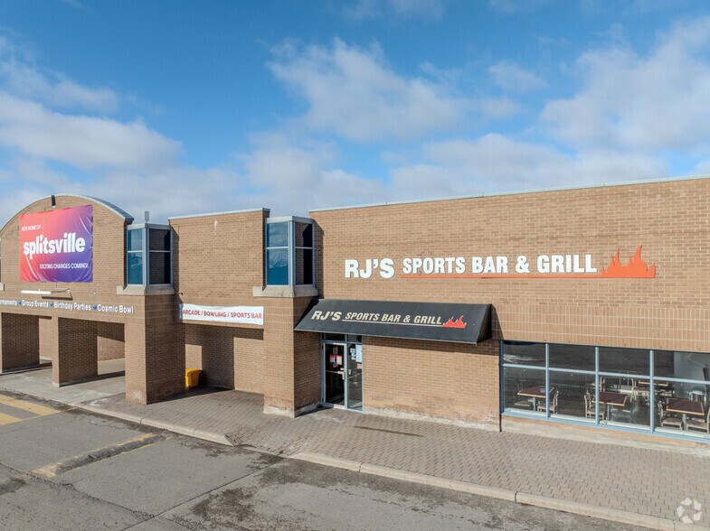243-263 Woodlawn Rd W, Guelph, ON à louer - Photo du bâtiment - Image 3 de 16