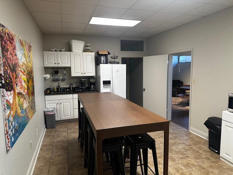 101 Uhland Rd, San Marcos, TX à louer - Photo du bâtiment - Image 3 de 8