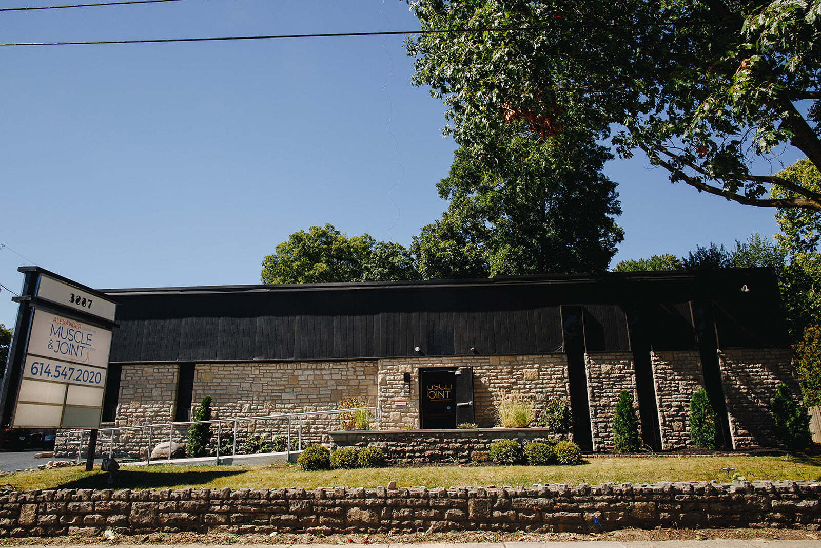 3887 Indianola Ave, Columbus, OH à louer Photo du bâtiment- Image 1 de 8