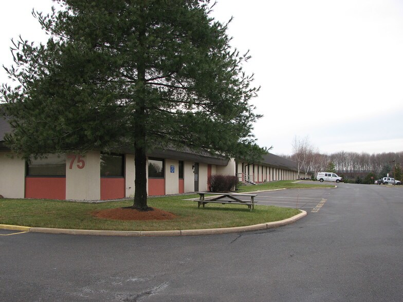 75 E Uwchlan Ave, Exton, PA à louer - Photo du bâtiment - Image 3 de 5