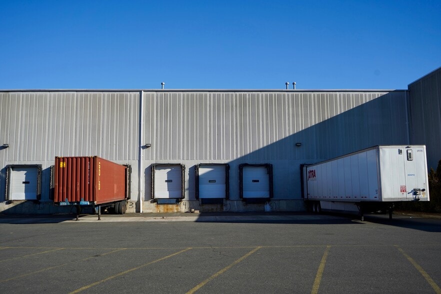 46 Whelan Rd, East Rutherford, NJ à louer - Photo du bâtiment - Image 3 de 6