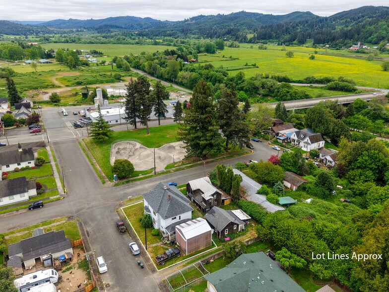 131 Ash St, Myrtle Point, OR à vendre - Photo du bâtiment - Image 2 de 16