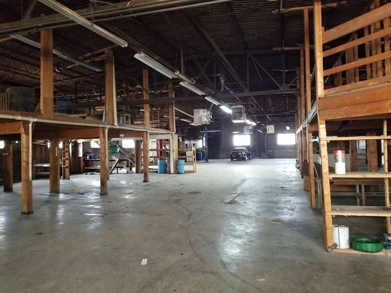 1015 State Ave, Kansas City, KS for sale - Interior Photo - Image 3 of 21