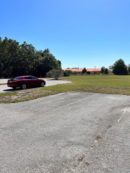 2401 Walden Woods Dr, Plant City, FL à vendre - Photo du bâtiment - Image 3 de 6