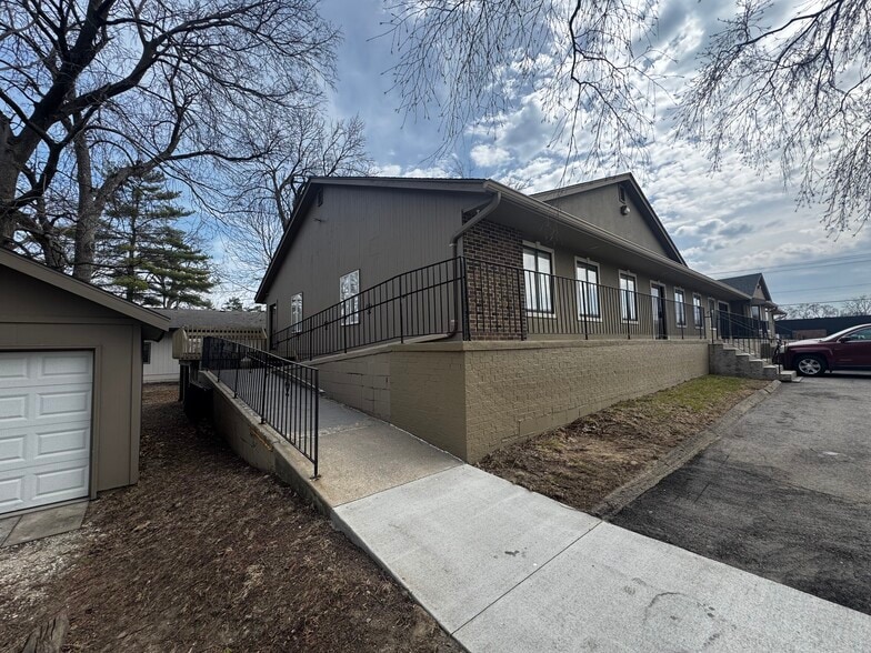 7445 University Blvd, Des Moines, IA for lease - Building Photo - Image 2 of 12