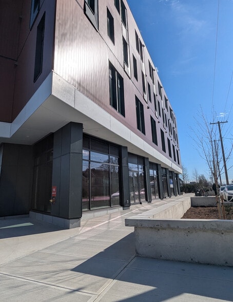 560 Burnside Rd E, Victoria, BC for lease - Building Photo - Image 2 of 8