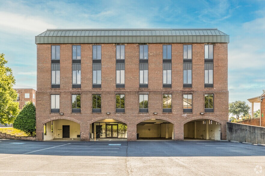 3900 University Dr, Fairfax, VA à louer - Photo du bâtiment - Image 3 de 21