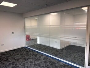 301-302 Love Ln, Cirencester à vendre Photo du bâtiment- Image 2 de 7