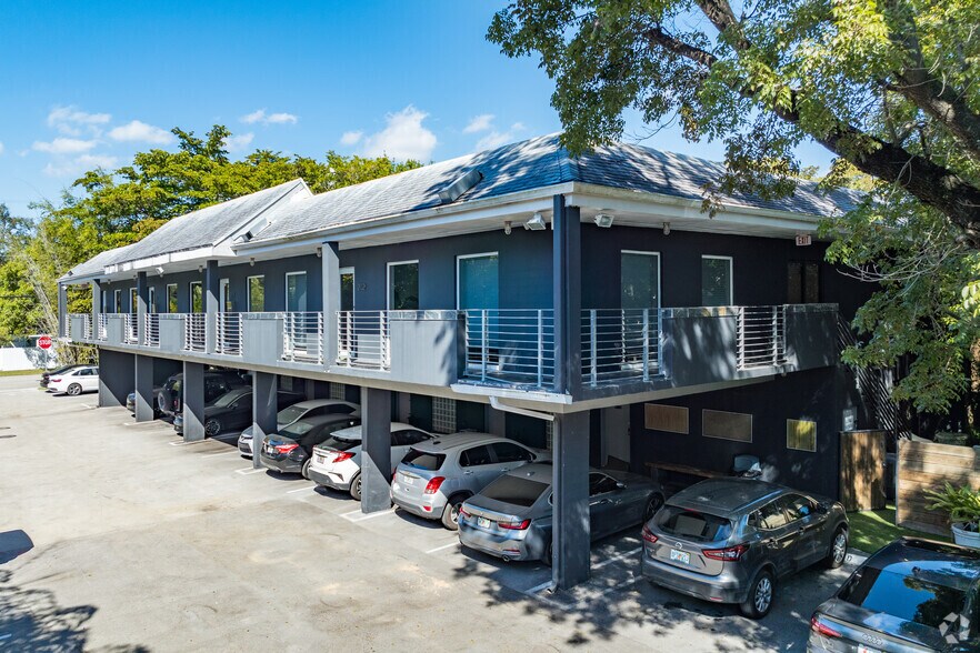 6330 Manor Ln, South Miami, FL à louer - Photo du bâtiment - Image 3 de 7