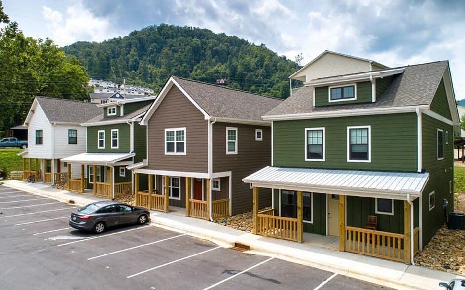 4616 Little Savannah Rd, Cullowhee, NC à vendre - Photo du bâtiment - Image 2 de 42