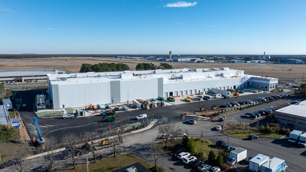 2100 Smithtown Ave, Ronkonkoma, NY à louer - Photo du bâtiment - Image 3 de 7