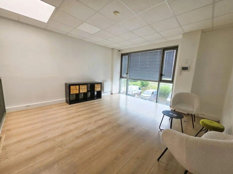 Office in Lieusaint for lease - Interior Photo - Image 3 of 9