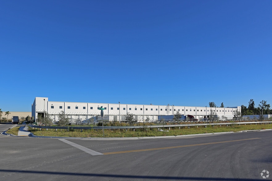 12950 NW 17th St, Miami, FL à louer - Photo du bâtiment - Image 2 de 7