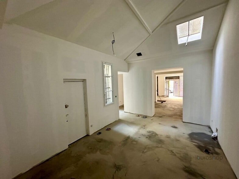 Retail in Paris for lease - Interior Photo - Image 3 of 4