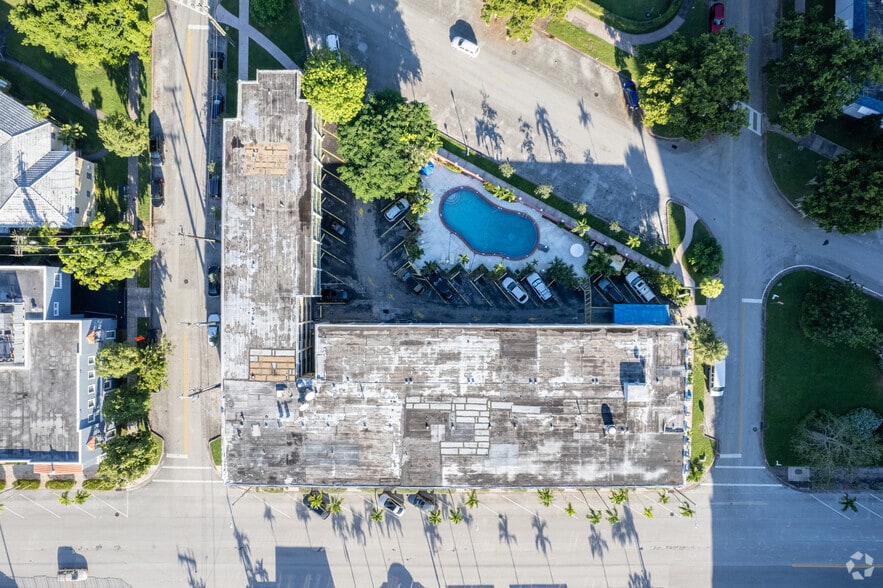 1111 Ponce de Leon Blvd, Coral Gables, FL à vendre - Photo du bâtiment - Image 3 de 5