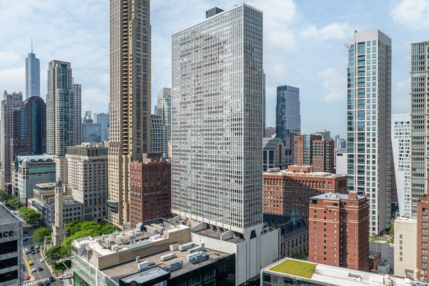 111 E Chestnut St, Chicago, IL for lease - Building Photo - Image 3 of 10