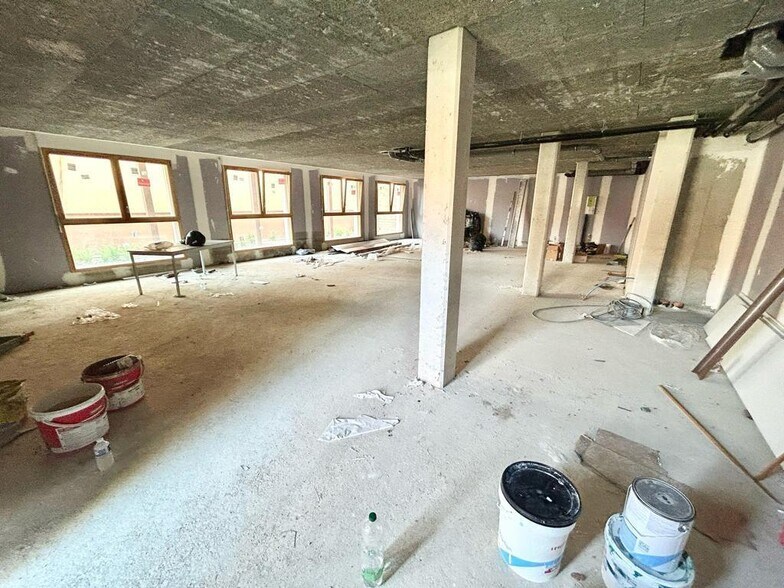 Route De La Chasse Royale, Vaucresson for lease - Interior Photo - Image 3 of 7