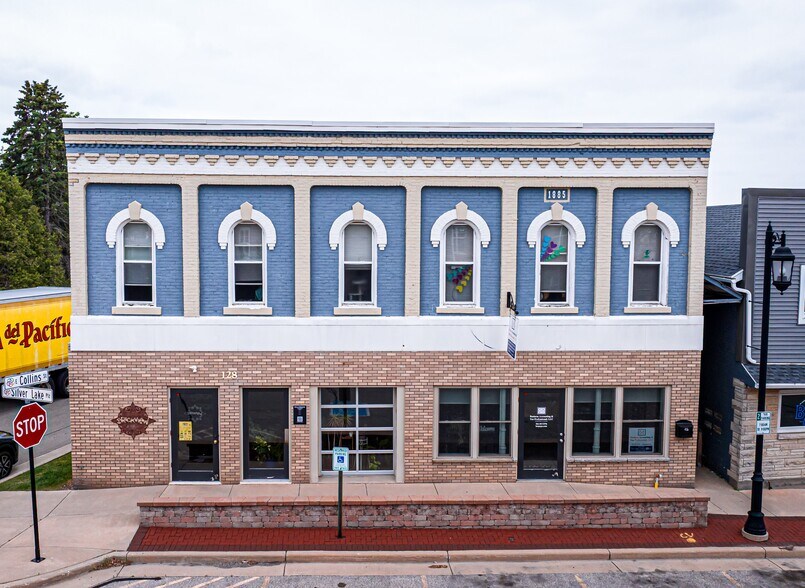 128 Silver Lake Plz, Oconomowoc, WI à vendre - Photo principale - Image 1 de 1