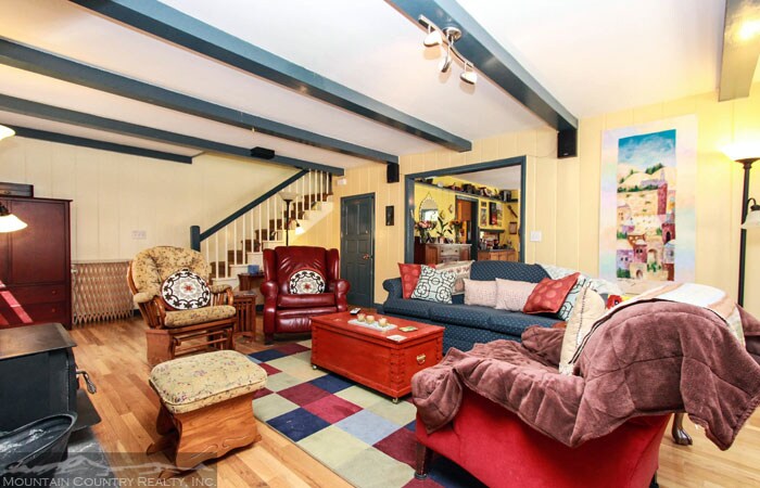 2726 View Dr, Running Springs, CA à vendre - Photo intérieure - Image 2 de 18