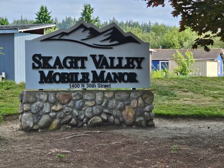 3020 E College Way, Mount Vernon, WA à vendre - Photo du bâtiment - Image 2 de 11