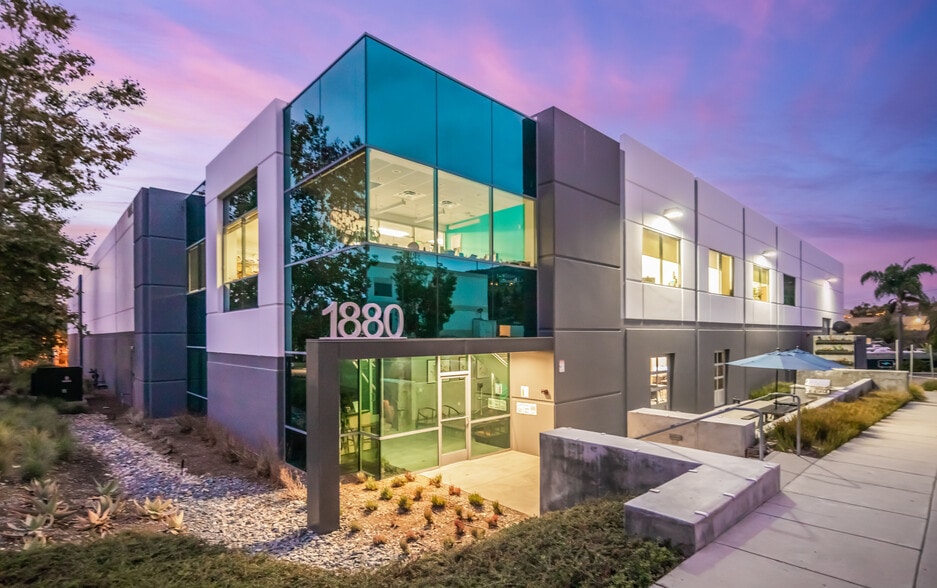 1880 Diamond St, San Marcos, CA à louer - Photo du bâtiment - Image 1 de 6