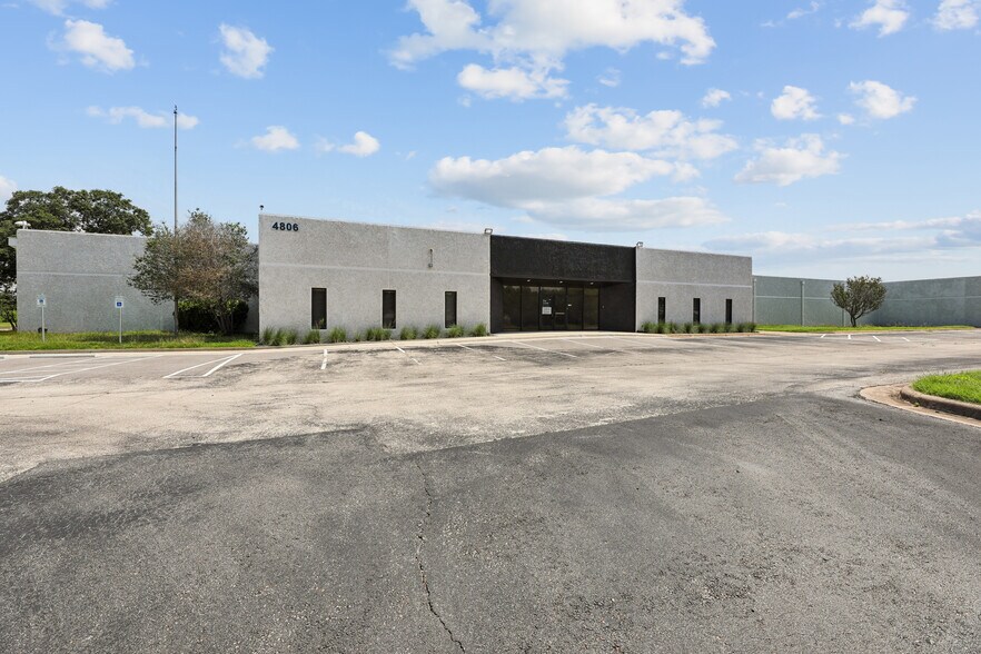 4806 Commercial Park Dr, Austin, TX à louer - Photo du bâtiment - Image 2 de 15