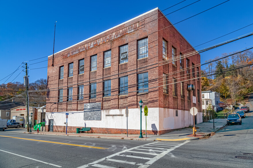 1698 Main St, Peekskill, NY à louer - Photo du bâtiment - Image 1 de 2