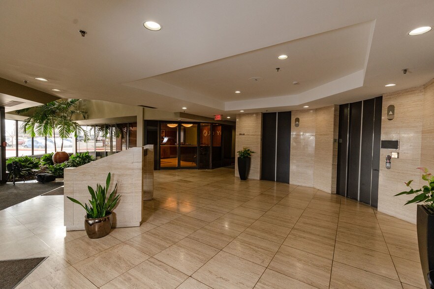 7666 E 61st St, Tulsa, OK à vendre - Hall d’entrée - Image 3 de 13