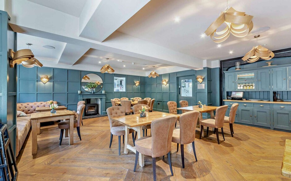 Peach Hill Ln, Crawley for sale - Interior Photo - Image 2 of 12