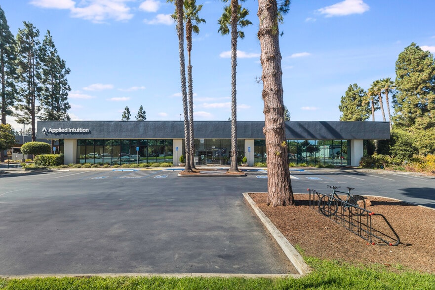 82 Pioneer Way, Mountain View, CA for lease - Building Photo - Image 3 of 12