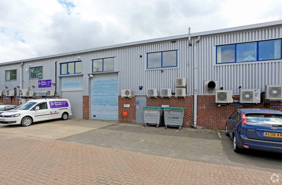 Martinfield, Welwyn Garden City for lease - Building Photo - Image 3 of 4