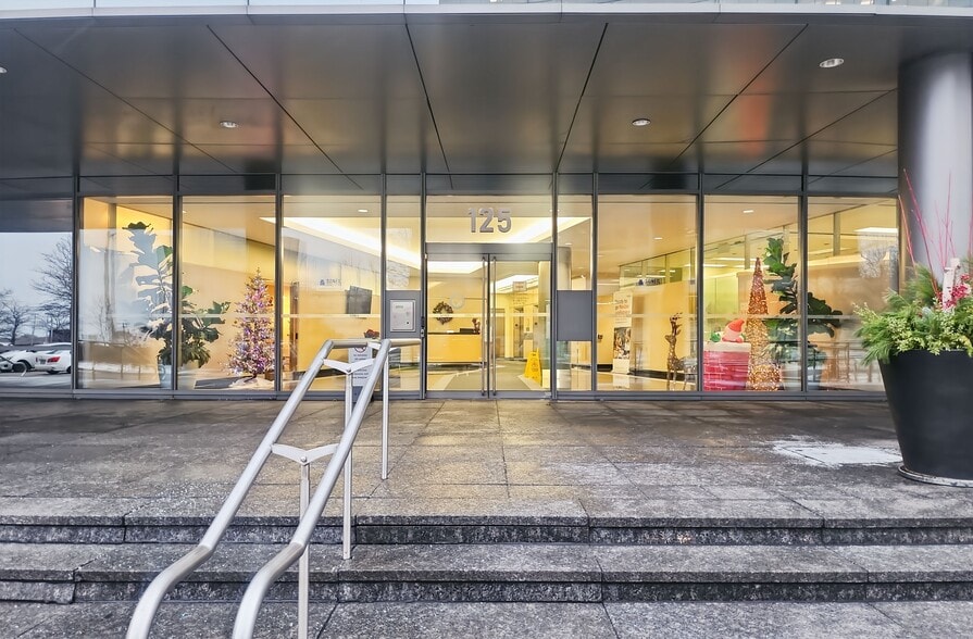 125 Commerce Valley Dr W, Markham, ON for lease - Building Photo - Image 1 of 11