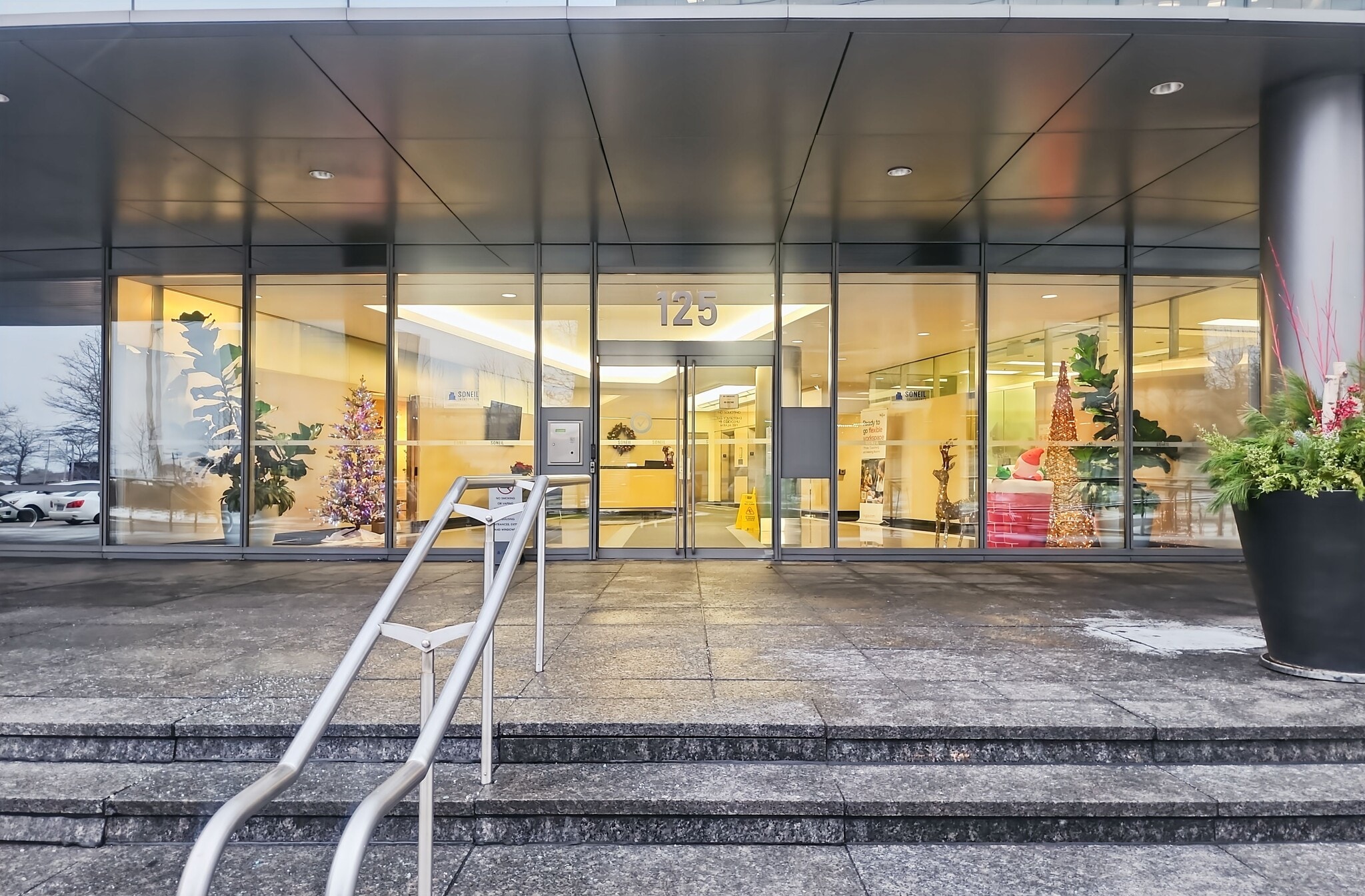 125 Commerce Valley Dr W, Markham, ON for lease Building Photo- Image 1 of 12