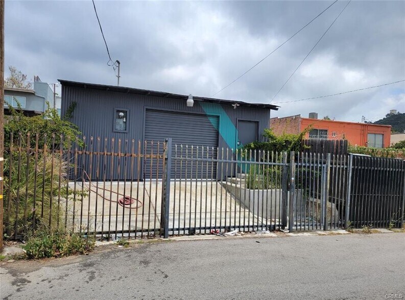 9939 Commerce Ave, Tujunga, CA à louer - Photo du bâtiment - Image 2 de 12