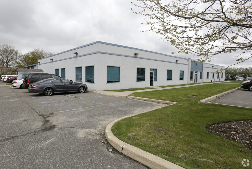 145 Marcus Blvd, Hauppauge, NY à louer - Photo du bâtiment - Image 3 de 8