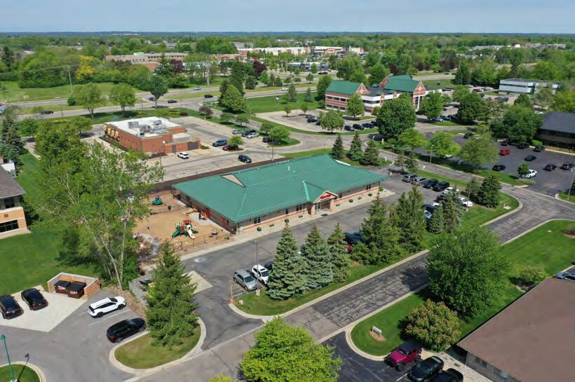 3280 Grand Ridge Dr, Grand Rapids, MI à vendre - Photo du bâtiment - Image 2 de 5