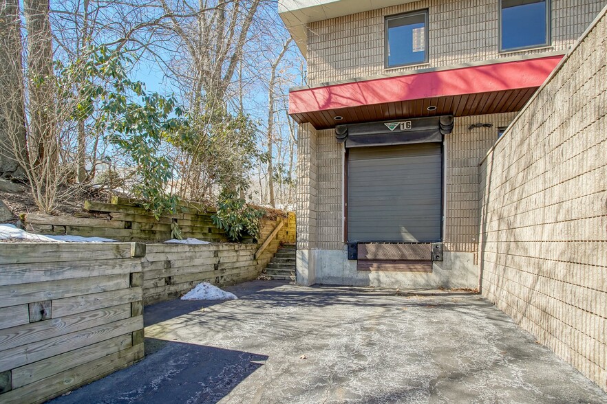 16 Park Way, Upper Saddle River, NJ for lease - Building Photo - Image 3 of 28