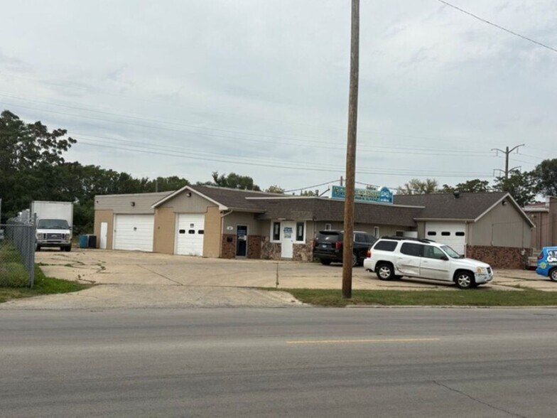 327 S Schuyler Ave, Bradley, IL for sale - Building Photo - Image 1 of 2