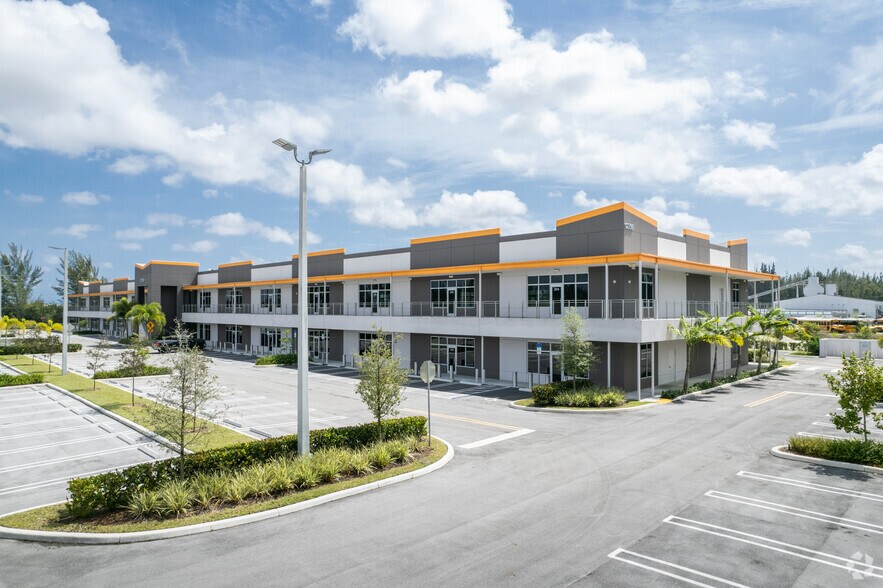 12750 NW 17th St, Miami, FL à louer - Photo du bâtiment - Image 2 de 8