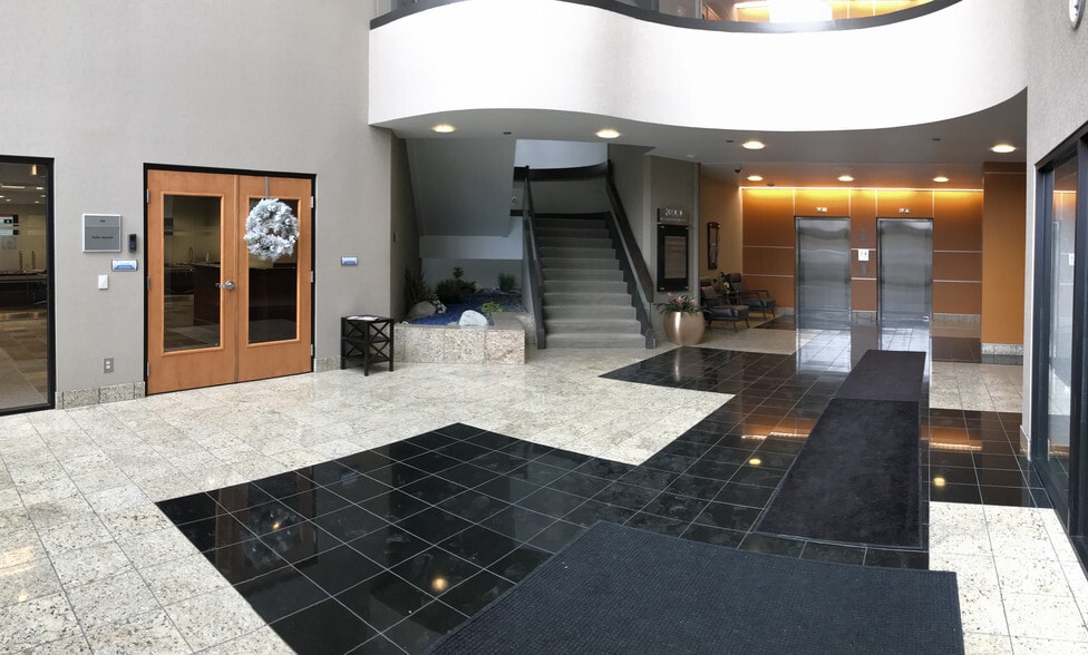 300 W Wilson Bridge Rd, Worthington, OH à louer - Hall d’entrée - Image 2 de 8