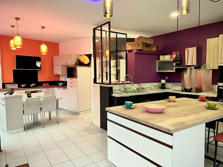 Flex in Bessenay for sale - Interior Photo - Image 2 of 2