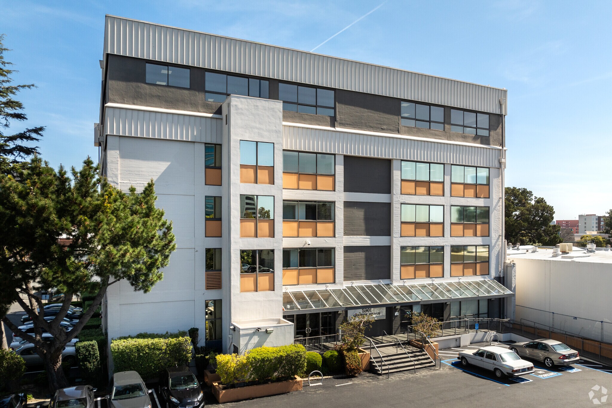 5901 Christie Ave, Emeryville, CA à louer Photo du bâtiment- Image 1 de 17