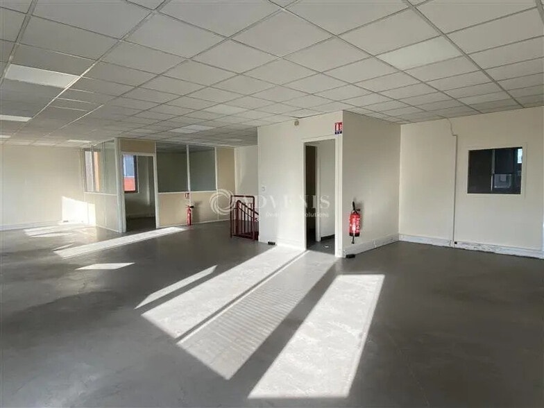 Flex in Villejuif for lease - Interior Photo - Image 3 of 11